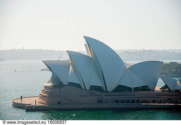 SYDNEY  AUSTRALIEN - 1. Februar 2020: Das Opernhaus von Sydney befindet sich in Sydney  NSW  Australien. Australien ist ein Kontinent im südlichen Teil der Erde.