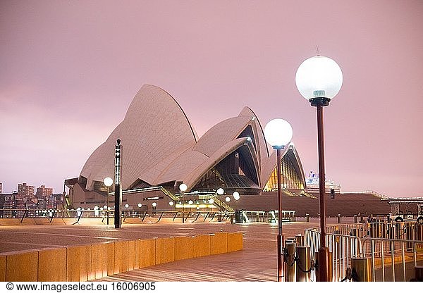 SYDNEY  AUSTRALIEN - 2. Februar 2020: Das Opernhaus von Sydney befindet sich in Sydney  NSW  Australien. Australien ist ein Kontinent im südlichen Teil der Erde.