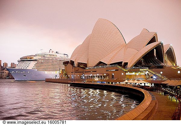 SYDNEY  AUSTRALIEN - 2. Februar 2020: Kreuzfahrtschiff und Sydney Opera House in Sydney  NSW  Australien. Australien ist ein Kontinent im südlichen Teil der Erde.