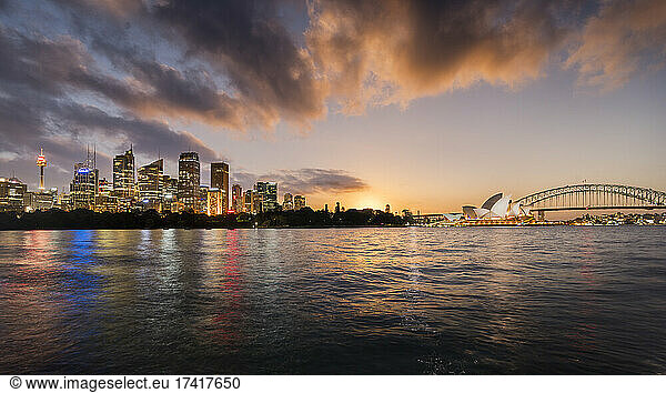Sydney in der Morgendämmerung  vom Wasser aus gesehen  mit dem Sydney Opera House.