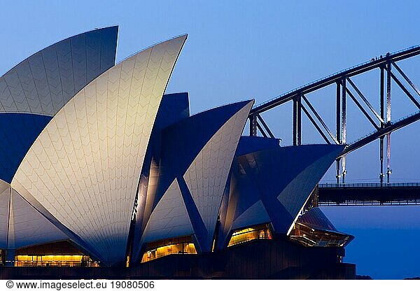 Sydney Opera House in der Abenddämmerung an einem Frühlingsabend in Sydney  Australien  Ozeanien