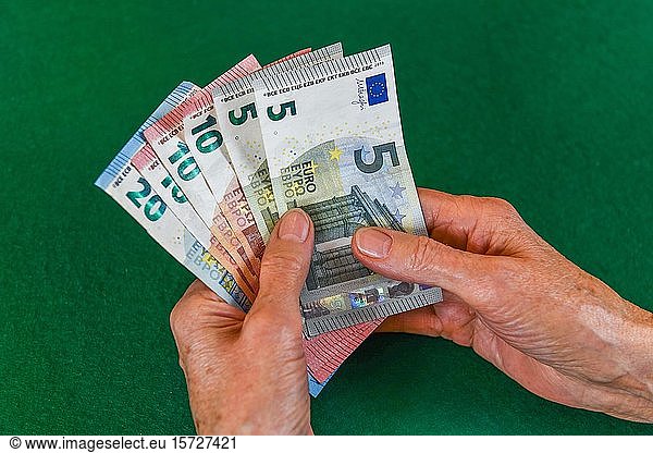 Symbol photo  pension  hands of an old woman  senior citizen  holding banknotes  Germany  Europe