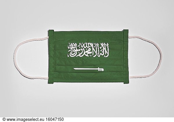 Symbolbild Corona-Krise  Mundschutz  Atemschutzmaske  Mund-Nase-Schutz mit Flagge von Saudi-Arabien  weißer Hintergrund