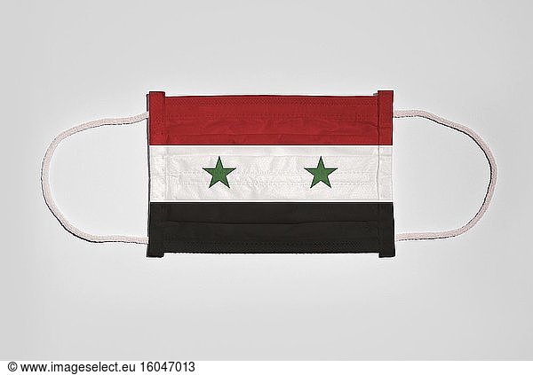 Symbolbild Corona-Krise  Mundschutz  Atemschutzmaske  Mund-Nase-Schutz mit Flagge von Syrien  weißer Hintergrund