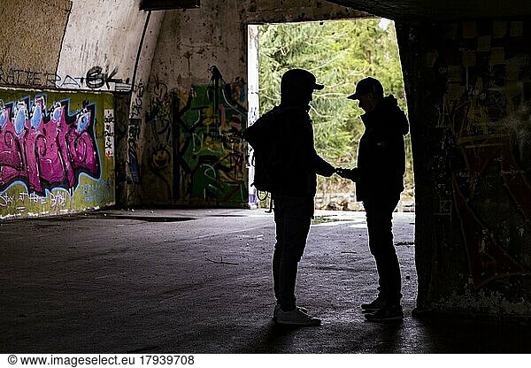 Symbolbild  Drogendeal  Dunkles Geheimnis in einem Bunker  Ostallgäu Bayern