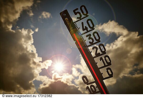 Symbolbild Hitzewelle  Thermometer in der Sonne  über 40 Grad Celsius  Baden-Württemberg  Deutschland  Europa