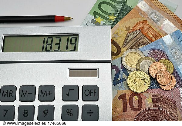 Symbolbild Kosten  Taschenrechner  EURO Banknoten und Münzen  Rotstift  Baden-Württemberg  Deutschland  Europa