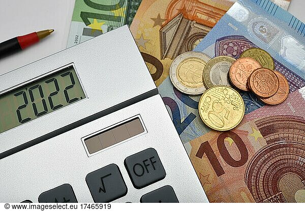 Symbolbild Kosten 2022  Taschenrechner  EURO Banknoten und Münzen  Rotstift  Baden-Württemberg  Deutschland  Europa
