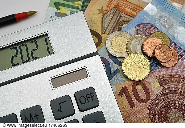 Symbolbild Kosten 2021  Taschenrechner  EURO Banknoten und Münzen  Rotstift  Baden-Württemberg  Deutschland  Europa