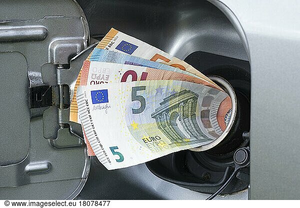 Symbolbild  teuer Spritpreis  Tankeinfüllstutzen  Auto  Diesel  Benzin  Geldscheine  Euro  Deutschland  Europa