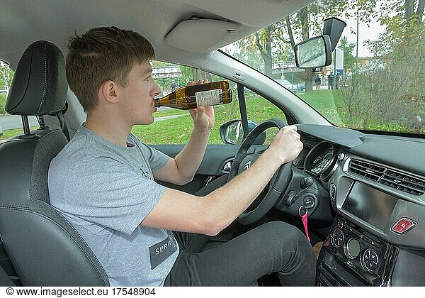 Symbolfoto Alkohol am Steuer  Auto  trinken
