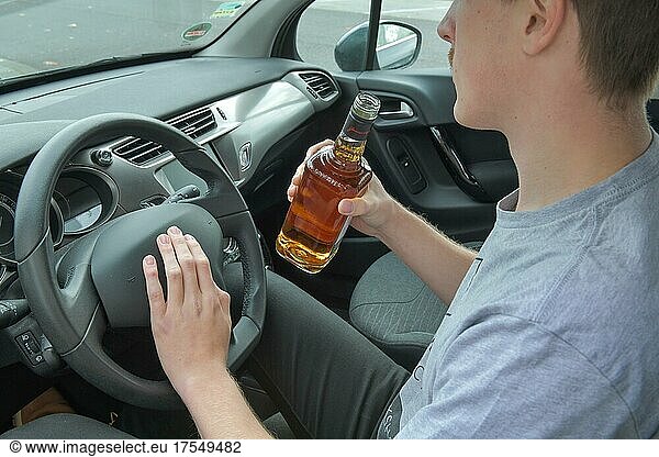 Symbolfoto Alkohol am Steuer  Auto  trinken