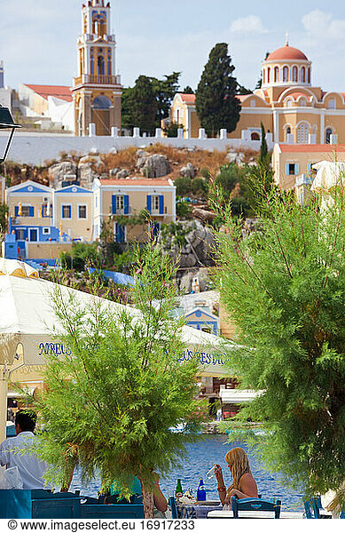 Symi Stadt  Blick von oben  Dächer  Terrassen  Restaurant  Menschen im Hintergrund