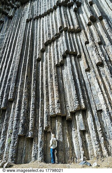 Symphonie der Steine  Frau unter der Basaltsäulenformation entlang der Garni-Schlucht  Provinz Kotayk  Armenien  Kaukasus  Naher Osten  Asien
