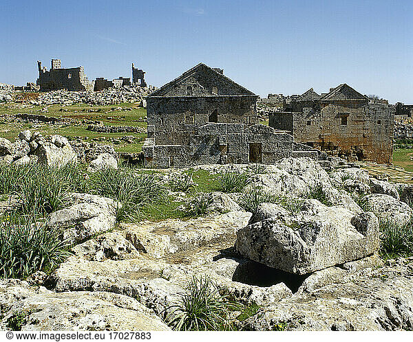 Syrien. Tote Städte. Serjilla. Panoramablick auf die archäologische Stätte und die Nekropole. (Foto aus der Zeit vor dem syrischen Bürgerkrieg).