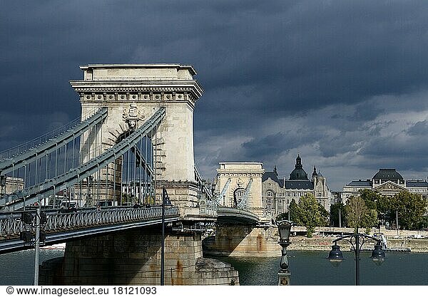 Széchenyi Chain Bridge over the Danube  Budapest  Hungary  Europe