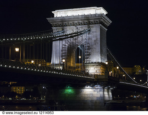 Szechenyi Kettenbrücke bei Nacht beleuchtet; Budapest  Budapest  Ungarn