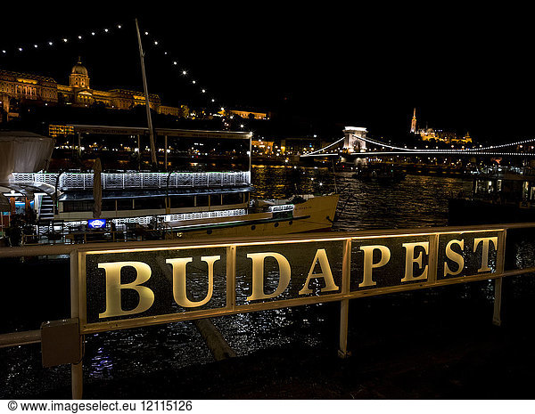 Szechenyi Kettenbrücke über die Donau und Schild für Budapest bei Nacht beleuchtet; Budapest  Budapest  Ungarn
