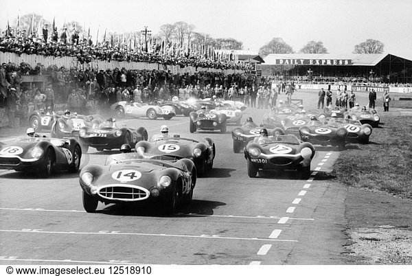 Szene beim Start eines Sportwagenrennens Silverstone Northamptonshire (Ende der 1950er Jahre?). Künstler: Maxwell Boyd