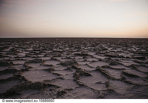 Szenenansicht des Sonnenaufgangs über der Salzwüste  Danakil-Depression  Äthiopien  Afar