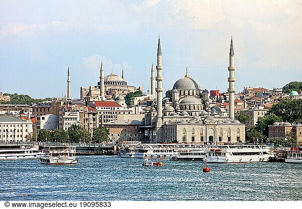 Szenerie des Eminonu Viertels in der Stadt Istanbul in der Türkei mit der Neuen Moschee und der Hagia Sophia am anderen Ende