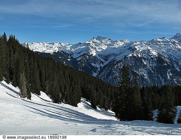 Szenerie im Skigebiet Braunwald  Piste und Berge
