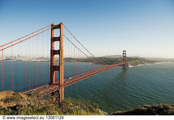 Szenische Ansicht der Golden Gate Bridge vor blauem Himmel