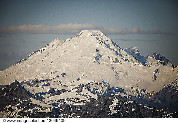 Szenische Ansicht des schneebedeckten Mt. Baker gegen den Himmel