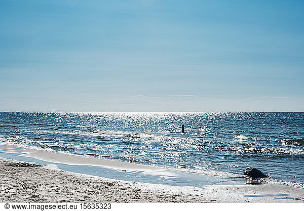 Szenische Ansicht des strahlenden Meeres vor blauem Himmel im Sommer  Polen
