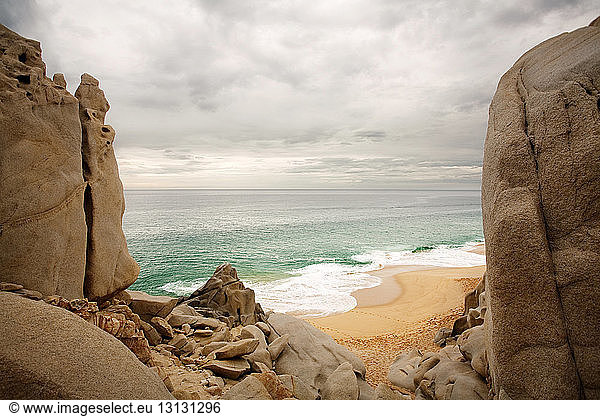 Szenische Ansicht des Strandes durch Felsformationen