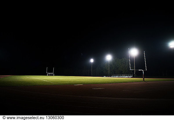 Szenische Ansicht eines beleuchteten American-Football-Feldes bei Nacht