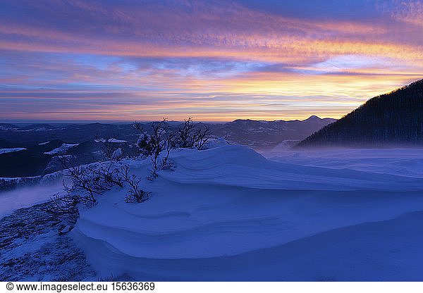 Szenische Ansicht schneebedeckter Berge vor bewölktem Himmel bei Sonnenaufgang  Umbrien  Italien