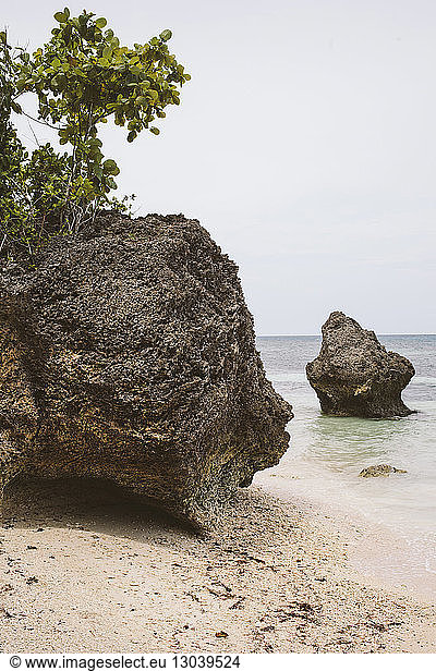 Szenische Ansicht von Felsen am Strand gegen den Himmel