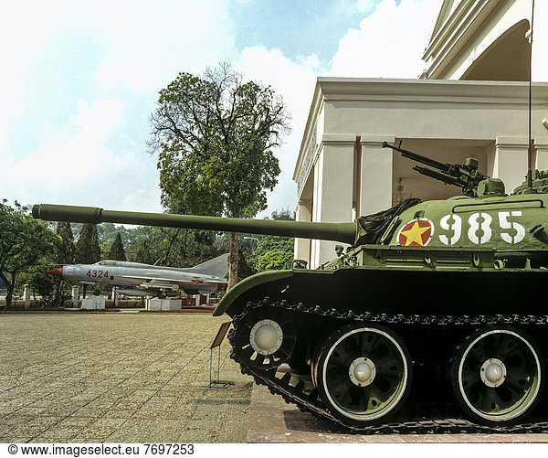 T-54A Panzer und MiG 21 vor Armeemuseum Museum für Militärgeschichte