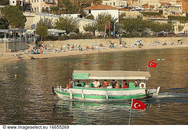 Tägliches Kreuzfahrtschiff  das von der Fahrt zum Hafen von Kalkan im Nachmittagslicht zurückkehrt  Provinz Antalya  Mittelmeerküste  Antike Region Lykien  Türkische Riviera  Türkei  Europa.