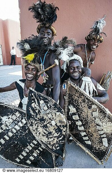 Tänzer der sambischen Truppe in traditioneller Kleidung posieren fröhlich für ein Porträt. Die Truppe trat für Gäste des Zambezi Sun (heute Avani Victoria Falls Resort) auf. Livingstone  Sambia.