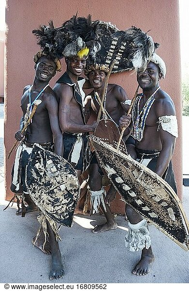 Tänzer der sambischen Truppe in traditioneller Kleidung posieren fröhlich für ein Porträt. Die Truppe trat für Gäste des Zambezi Sun (heute Avani Victoria Falls Resort) auf. Livingstone  Sambia.