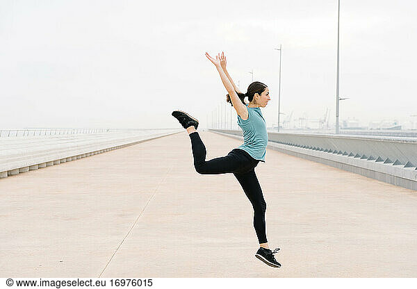 Tänzerin springt auf der Straße