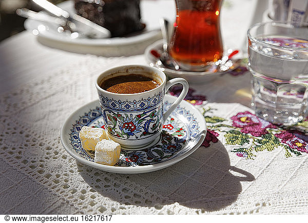 Türkei  Alacati  Türkischer Kaffee auf dem Tisch