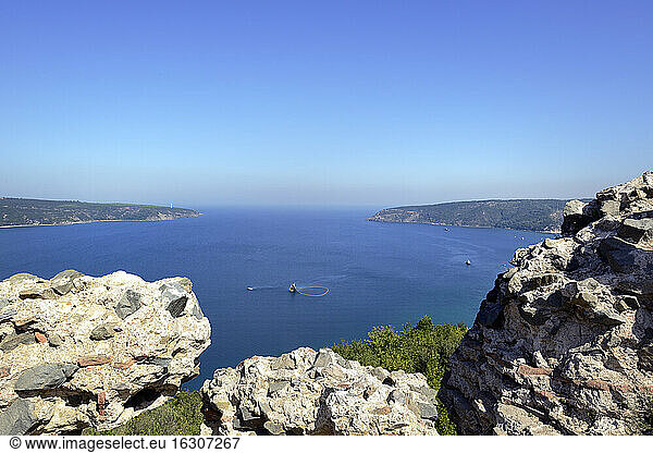 Türkei  Anadolu Kavagi  Blick von der Burgruine Yoros auf das Meer