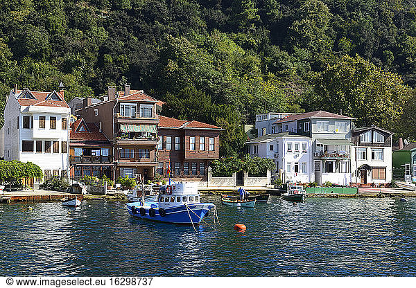 Türkei  Anadolu Kavagi  Boote auf dem Bosporus