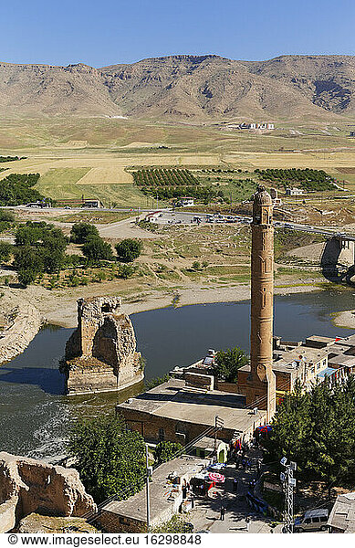 Türkei  Anatolien  Hasankeyf  Minarett der El-Rizk-Moschee am Fluss Tigris