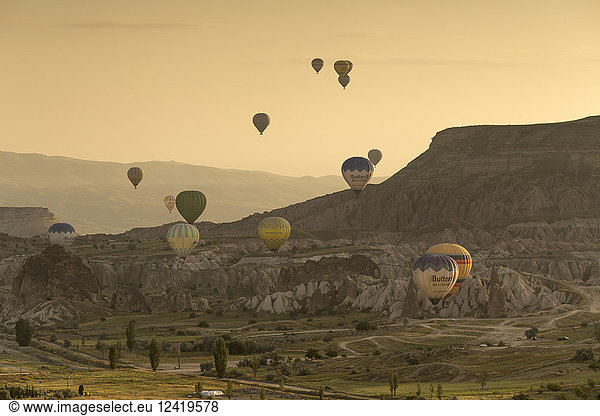 Türkei  Anatolien  Kappadokien  Heißluftballons bei Goereme bei Sonnenaufgang
