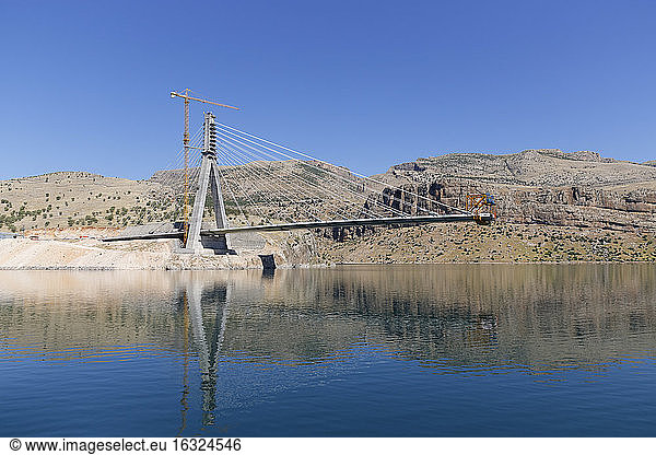 Türkei  Anatolien  Südostanatolien  Provinz Adiyaman  Atatuerk Stausee  Brückenbau