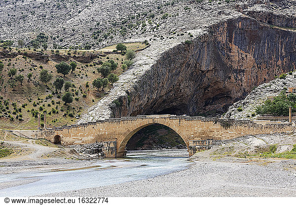 Türkei  Anatolien  Südostanatolien  Provinz Adiyaman  Kahta  Severan-Brücke und Cendere-Fluss