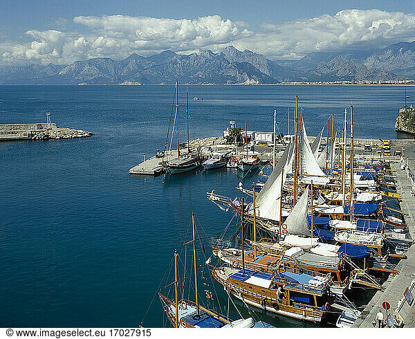 Türkei  Antalya. Kaleiçi. Alter Fischereihafen. Im Hintergrund die Gipfel des Taurusgebirges. Golf von Antalya. Anatolische Halbinsel.