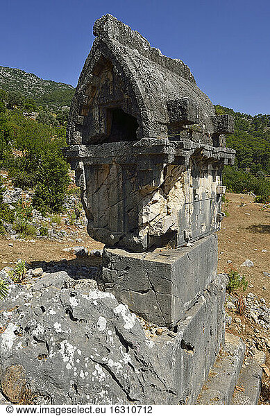 Türkei  archäologische Stätte von Pinara  antiker lykischer Sarkophag