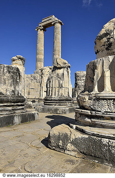 Türkei Aydin Ionien Blick auf den Apollon-Tempel in der archäologischen Stätte von Didyma
