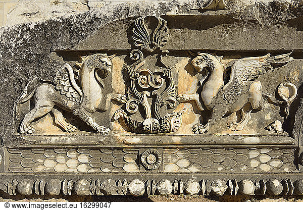Türkei  Aydin  Marmorfries mit geflügelten Löwen im antiken Apollon-Tempel  archäologische Stätte von Didyma