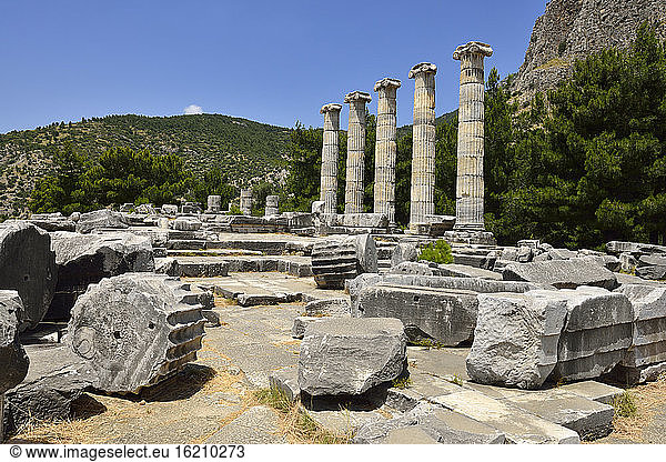 Türkei Blick auf den Athena-Tempel in der archäologischen Stätte
